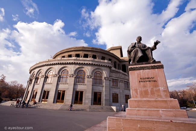 O edifício da ópera nacional, projeto do arquiteto Alexander Tamanyan, premiado no Gran Prix em Paris, em 1937. Foto: Ayas Tour.