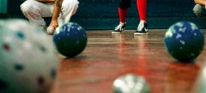 O jogo consiste em lançar bolas para que se aproximem do bolim. Foto: Clube Campo Belo.