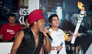Carlinhos Brown e Daniel e a Tocha Olímpica. Foto: Ivan Carneiro / Nissan / Divulgação.