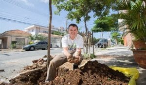 O advogado Danilo Bifone formou grupo para plantio de árvores na Mooca. Foto: Tiago Queiroz / Estadão.