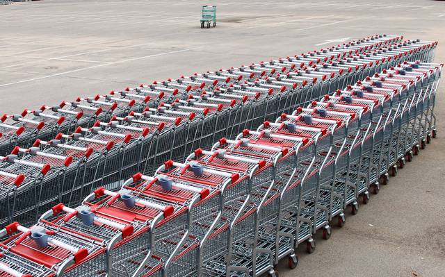  Fila com dezenas de carrinhos de compras em área externa de supermercado. Foto: François Lenoir / Reuters.