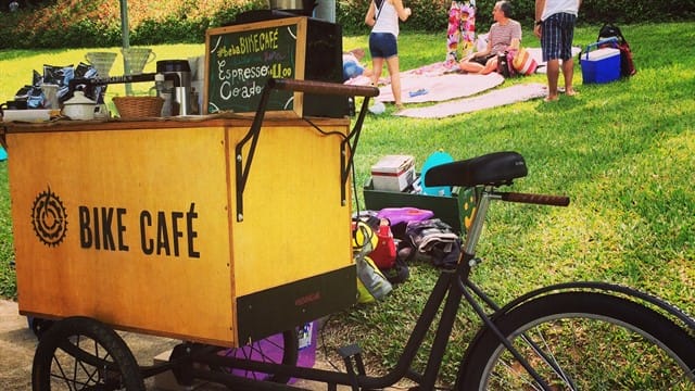 Para arrecadar recursos e levar a cultura das bikes ainda mais longe, o Instituto criou o Bike Café.