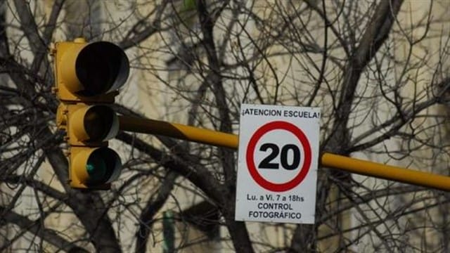 Em frente às escolas o limite é de 20 km/h. Foto: Clarín.