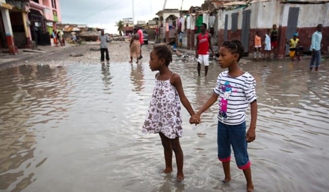 Cólera e escassez de água castigam o Haiti após o furacão. Foto: Dieu Nalio Chery / Associated Press.