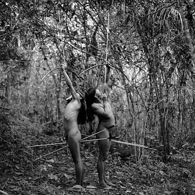 Índios Zoé em foto de Rogério Assis.