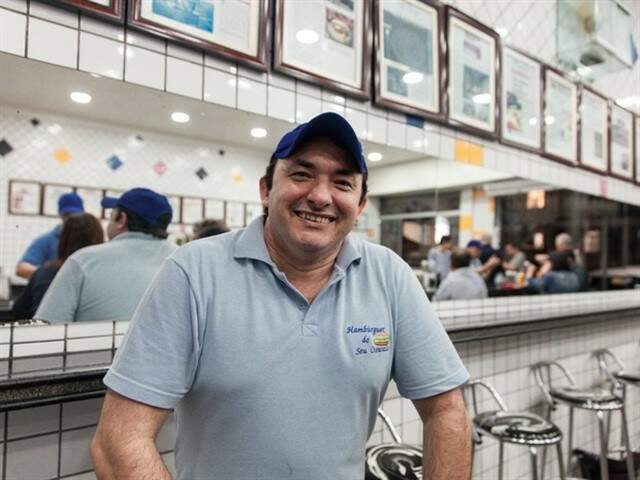 Manoel Gomes trabalha há 22 anos na Hamburgueria. Foto: Marcelo Brandt / G1.
