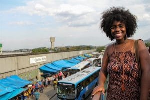 A viagem longa até o Centro, em metrô, van e ônibus sempre lotados, é um dos desafios. Foto: Sabrina Mesquita.