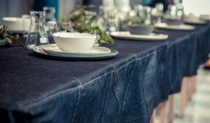Toalha de mesa ‘Canguru‘ acomoda os talheres em bolsos. Foto: Patricia Araujo / Divulgação.