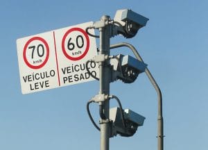 Placa de sinalização mostra limites e radares da marginal Tietê. Foto: Folhapress.