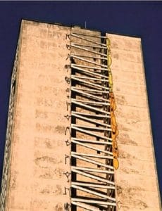 O prédio de 30 andares pixado em 2003. Foto: Cripta Djan.