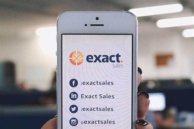 Smartphone com informações sobre a Exact Sales. Foto: Reprodução.