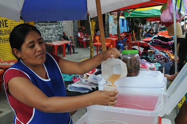 Angélica vende suco de amendoim e de pêssego seco. Foto: Marcia Minillo.