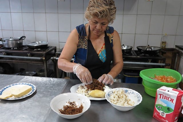Nanci Castellon, proprietária do El Campeon prepara o charquekan, prato a base de carne seca Foto: Marcia Minillo.