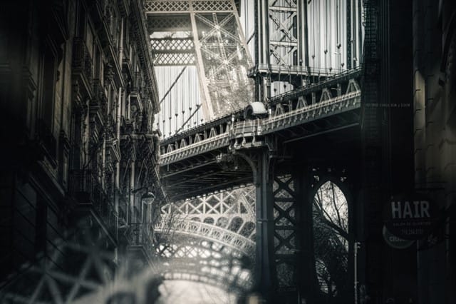 Ponte do Brooklin em Nova York e a Torre Eiffel em Paris.