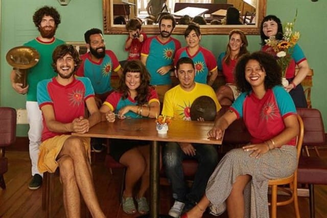 Rubens (no meio, ao fundo) e sua equipe. Foto: Pablo Saborido / Divulgação.