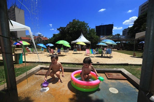 Crianças brincam na praia urbana Pipa SP, na Bela Vista, em São Paulo. Foto: Helvio Romero.