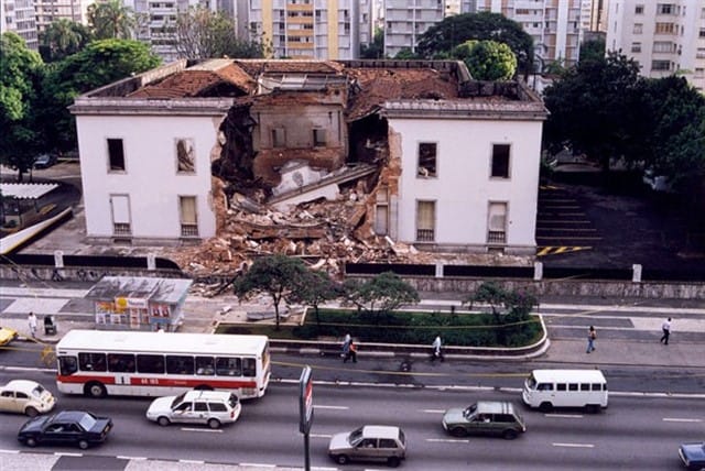 Roberto Selton, demolição do Palacete Matarazzo,1996. Acervo O Estado de S. Paulo.
