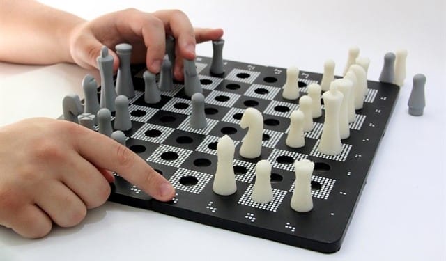 Jogo de xadrez inclusivo para deficientes visuais integra a mostra. Foto: FAU/USP