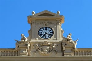 A fachada principal é coroada por um relógio. Foto: Marcia Minillo.