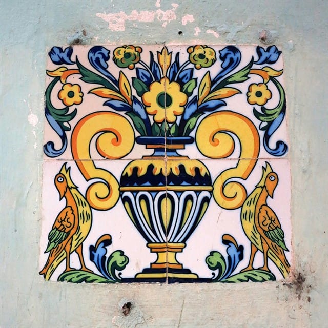 Detalhe de azulejo decorado em uma das casas da fazenda. Foto: Marcia Minillo.