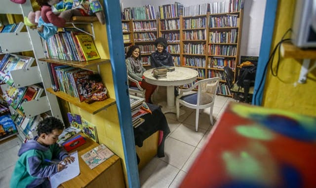 Além de oferecer livros e mediadores de leitura, biblioteca Caminhos da Leitura, no Cemitério de Colônia, tem também atividades culturais. Foto: Gabriela Biló / Estadão.
