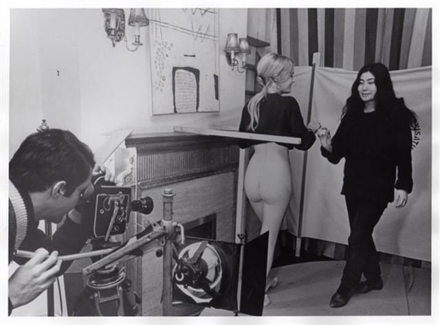 Filme ‘4 Bottoms‘ (Traseiros), 1966. Yoko Ono dirigindo. Foto: Foto: John D. Drysdale / Cortesia de Yoko Ono.