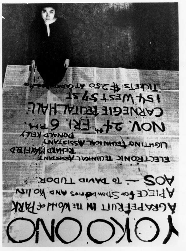 Obras de Yoko Ono por Yoko Ono, 24 de novembro de 1961, Carnegie Recital Hall, Nova York – fotografia como sugestão de pôster. Foto: George Maciunas, Cortesia: Lenono Photo Archive, Nova York)