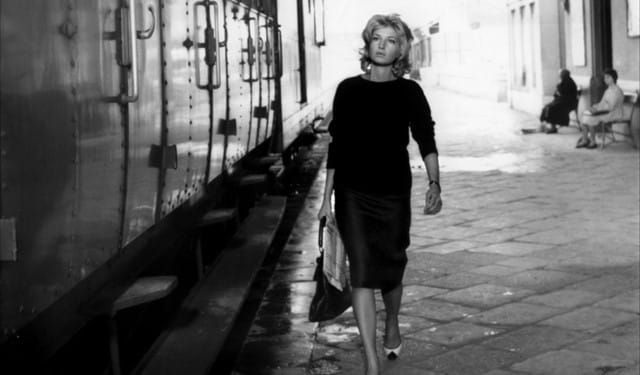 Monica Vitti em cena de ‘A Aventura‘ (1960).