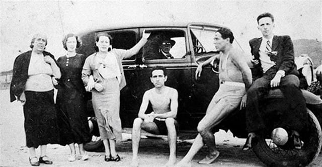 Maria Cândida dos Reis (a primeira à esquerda), o pai (ao volante do automóvel), Armando (sem camisa, sentado no estribo do carro) e, ao lado dele, Álvaro (com trajes de banho e encostado no pára-lama). Foto: Arquivo familiar.