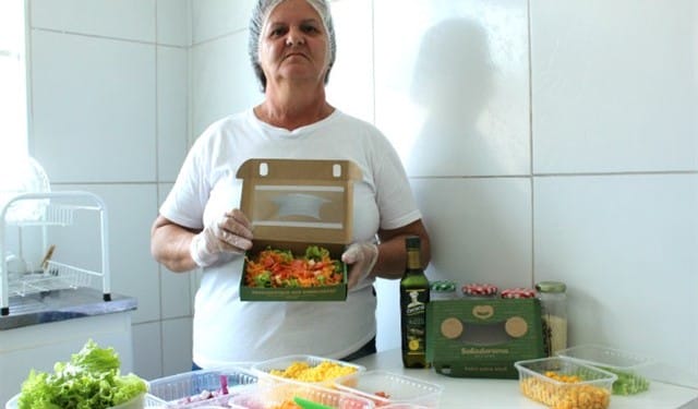 Em Recife, Edilene Maria de Oliveira participou da capacitação para aprender o manejo com saladas, tanto no preparo como na conservação desses alimentos. Foto: Mariana Fabrício / DP.