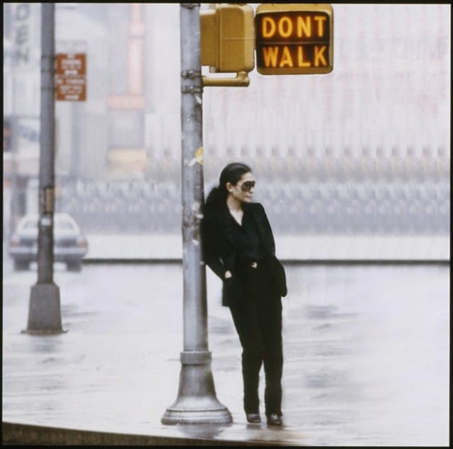 Cena do vídeo ‘Walking On Thin Ice‘ (Andando sobre gelo fino), colagem de Yoko Ono, 1981. Foto: Cortesia Yoko Ono.