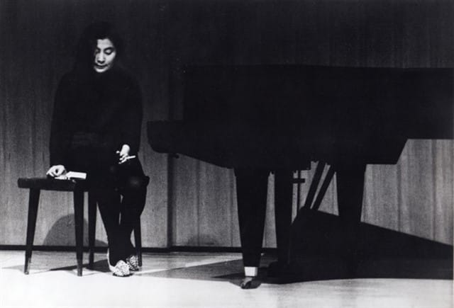 Yoko realizando ‘Peça de Acender‘ em 24 de maio de 1962 na Sogetsu Art Center, Tóquio, Japão. Foto: Yoshioka Yasuhiro / Sogetsu-Kai Foundation / Cortesia Yoko Ono.