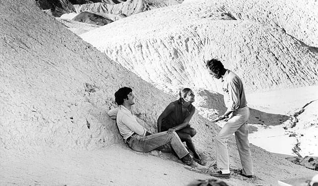 Antonioni no set ‘Zabriskie Point‘ (1970) de com Mark Frechette e Daria Halprin.