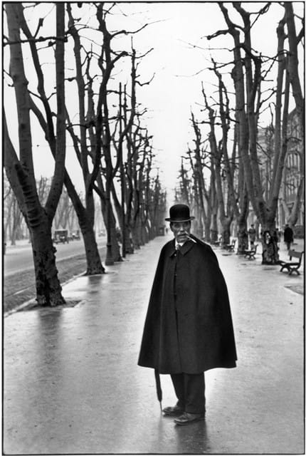 Alameda do Prado, Marsellha - França, 1932. Cartier-Bresson explicou que estava seguindo o homem quando o mesmo se virou, fazendo a fotografia. Foto: Henri Cartier Bresson / Magnum Photos.