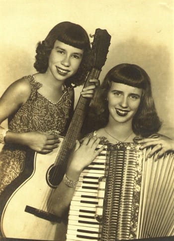 As irmãs Meire e Marilene, ainda na adolescência. Foto: Divulgação.