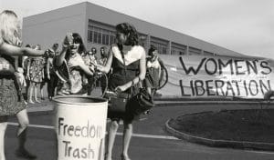 ‘Bra-Burning‘, protesto de ativistas do WLM (Women’s Liberation Movement) na realização do concurso de Miss America em 7 de setembro de 1968, em Atlantic City, EUA. Foto: Time Magazine.