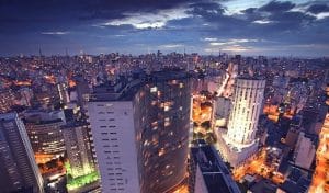 Vista noturna a partir do Edifício Itália, um dos mais famosos símbolos da cidade de São Paulo. Foto Reprodução / Pinterest.