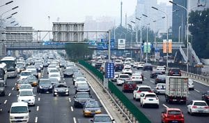 Tráfego pesado sob o céu cinzento de Pequim: o fator ambiental estimulou as primeiras reflexões sobre mobilidade. Foto: Gionnixxx.