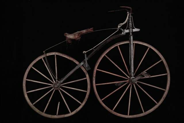 A partir da ‘máquina de andar“, o francês Pierre Michaux desenvolveu em 1861 uma bicicleta impulsionada por pedais, chamada “michauline“. Imagem: Wikipedia / Reprodução.