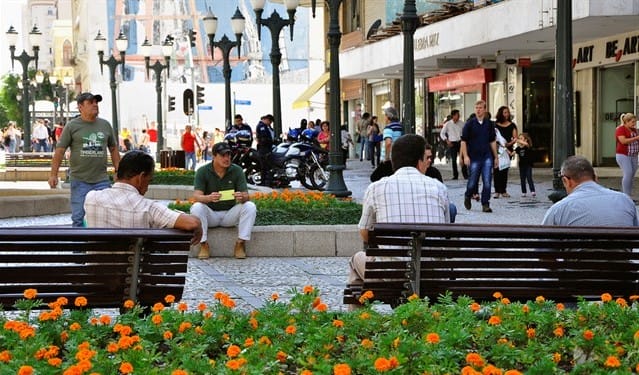 Fachadas ativas e construções na escala humana incentivam o uso dos espaços públicos. Foto: WRI Brasil Cidades Sustentáveis.