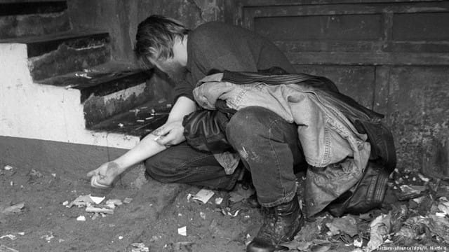 Grandes concentrações de usuários de heroína em locais públicos na Alemanha ocorriam até a década de 1990. Foto: K. Nietfeld - DPA / Picture-Alliance.