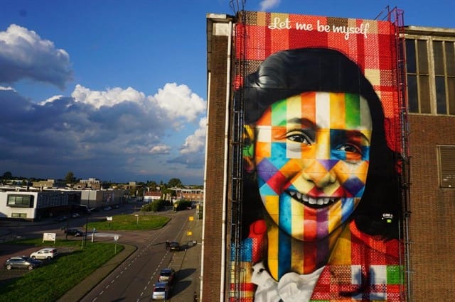 Mural “Let me be myself”, sobre Anne Frank, em Amsterdã. Foto: Arquivo Pessoal de Eduardo Kobra / Divulgação.