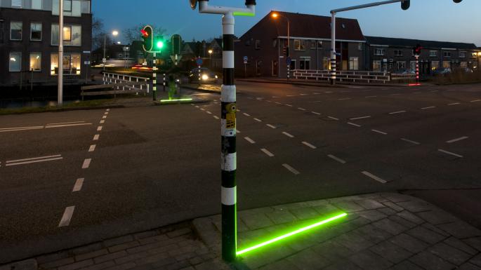 Faixas de luz LED instaladas em pavimentos na cidade holandesa de Bodegraven, na esperança de chamar a atenção de pedestres olhando para seus celulares. Foto: Divulgação.