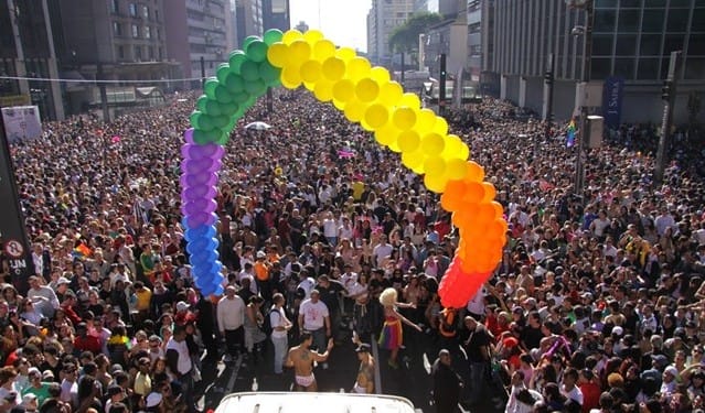Multidão na Parada LGBT de São Paulo: a massificação do “orgulho gay”. Foto: Fernanda Monteiro.
