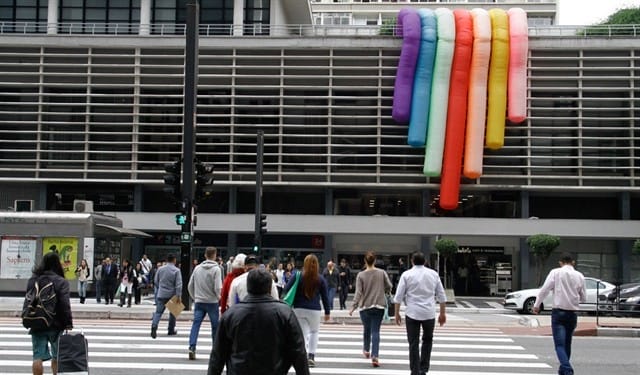 Adereço da Parada do Orgulho LGBT de São Paulo é visto no conjunto Nacional na Avenida Paulista, na região central da capital (Foto: Fabio Vieira / Estadão Conteúdo.