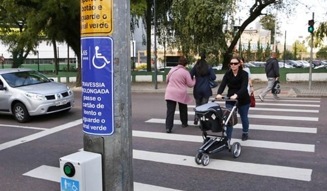 Quem anda a pé tem prioridade sobre todos os outros tipos de modos de transporte. Foto: Cesar Brustolini.