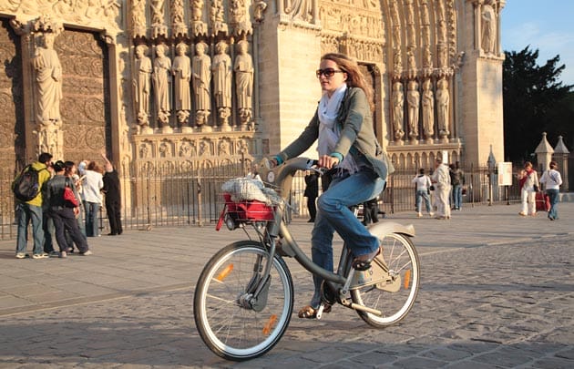 Moradora e bicicleta do sistema Velib perto da Igreja de Botre Dame. Foto: Amelie Dupont.