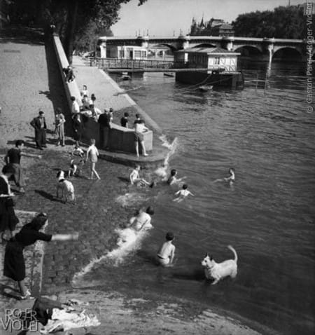 Nadando no Sena na década de 30. Ao fundo a Pont Neuf. Foto: Gaston Paris / Roger-Viollet.