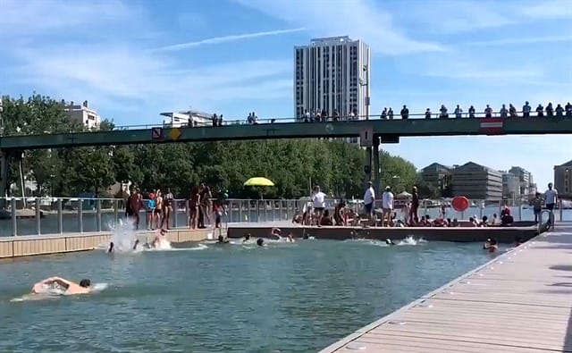 De acordo com estimativas da prefeitura, as piscinas atrairão cerca de 75 mil pessoas todos os dias. Imagem / Reprodução do video da Prefeitura de Paris.