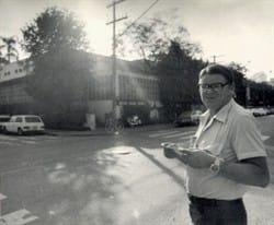 Maurício diante do museu Lasar Segall em SP nos anos 70. Foto: Arquivo Familiar.